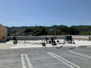 屋上駐車場/FRP複合防水材の撤去工事-茨城県