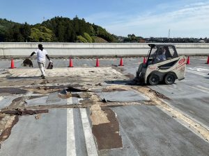 屋上駐車場/FRP複合防水材の撤去工事-茨城県