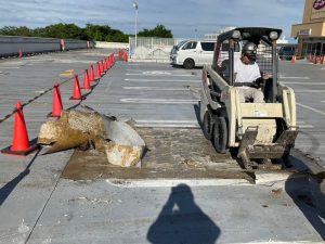 屋上駐車場/FRP複合防水材の撤去工事-茨城県