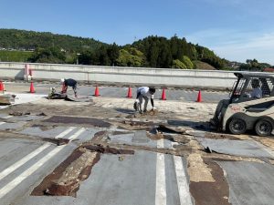 屋上駐車場/FRP複合防水材の撤去工事-茨城県