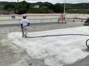 屋上駐車場/FRP複合防水材の撤去工事-茨城県