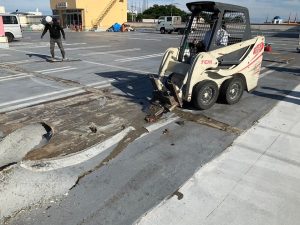 屋上駐車場/FRP複合防水材の撤去工事-茨城県