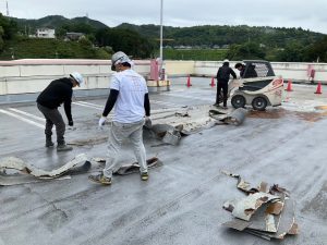 屋上駐車場/FRP複合防水材の撤去工事-茨城県