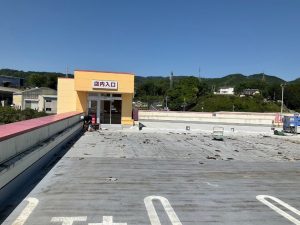 屋上駐車場/FRP複合防水材の撤去工事-茨城県