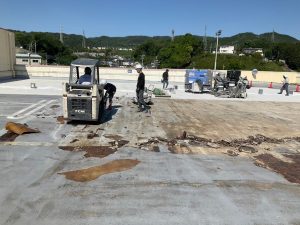 屋上駐車場/FRP複合防水材の撤去工事-茨城県